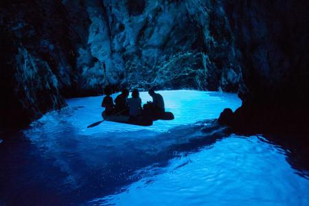 24 Meter lang, zwischen 10 und 20 Meter breit, bis zu 15 Meter hoch und maximal 16 Meter tief - die Blaue Grotte von Bisevo ...