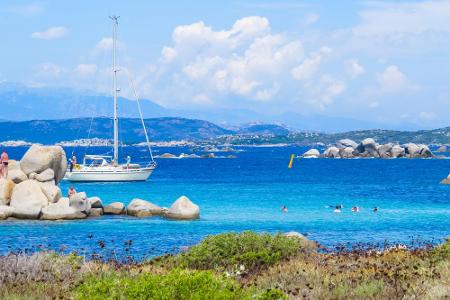 Segler und Tagesausflügler zieht es auf die Lavezzi-Inseln zwischen Korsika und Sardinien. Die kleine, fast unbewohnte Insel...