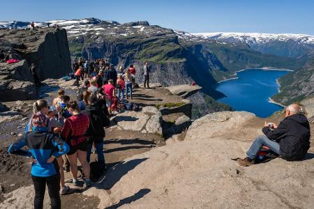 ...genauer gesagt am Felsvorsprung Trolltunga. Im Prä-Social-Media-Zeitalter nahmen nur wenige Urlauber den steinigen Aufsti...