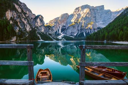 Zu schön, um wahr zu sein, ist auch der Pragser Wildsee in Südtirol. Der türkisblaue Bergsee liegt zwar relativ versteckt, h...