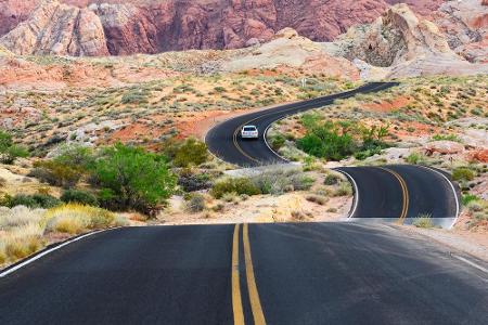 Die Valley of Fire Road führt durch den gleichnamigen Park in Nevada, USA. Das Besondere: Sie grenzt an Las Vegas und trägt ...