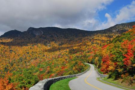 Die Panoramastraße Blue Ridge Parkway verbindet den Shenandoah-Nationalpark in Virginia mit dem Great-Smoky-Mountains-Nation...