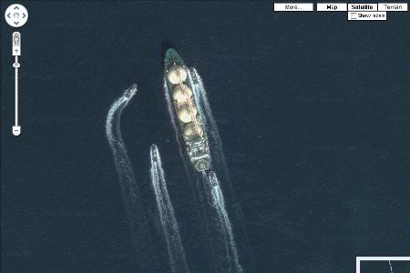 Gewagte Manöver auf hoher See. Küstenwache? Piraten?