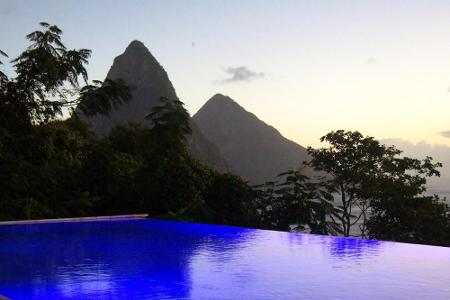 Wer braucht schon einen Strand, wenn er Berge haben kann? Der Pool der Bananaquit Villa in Soufriere, St. Lucia besticht mit...