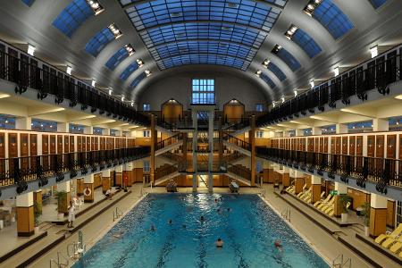 AmalienbadSchwimmhalleNeu.JPG