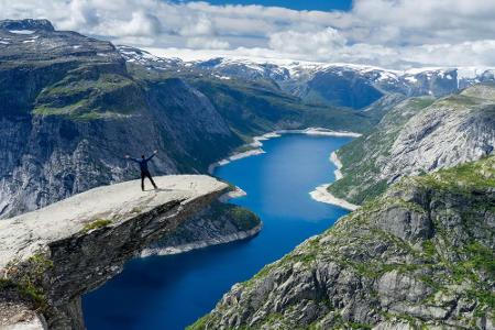 Wer im Land der Trolle unterwegs ist, sollte einen Abstecher auf die norwegische Felsenzunge Trolltunga machen. Umsonst gibt...