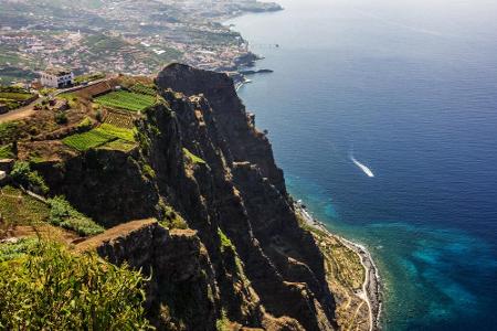 Mit 580 Metern über dem Meer ist Cabo Girao im Süden der portugiesischen Insel Madeira die zweithöchste Steilklippe der Welt...