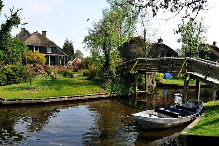 Giethoorn in den Niederlanden ist wegen der zahlreichen Kanäle, die sich um die Häuser winden, auch als 