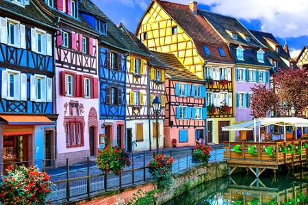 Colmar liegt im Nordwesten Frankreichs. Den größten Charme versprühen hier die pastellfarbenen Häuser und die zahlreichen We...