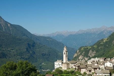 Frische Bergluft bekommen Urlauber in der Schweiz zu genüge. Im kleinen Ort Soglio erhalten sie zudem einen wunderschönen Bl...