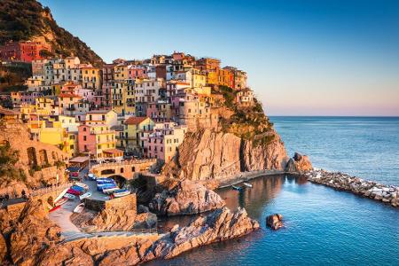 Manarola ist buchstäblich in den Fels gebaut worden. Das kleine Dorf im italienischen Nationalpark Cinque Terre zieht Lieben...