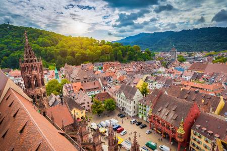 Immer mehr Touristen aus aller Welt reisen in die deutsche Provinz. Sie wollen das alte, ursprüngliche Deutschland mit seine...