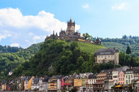 Cochem überrascht die Besucher mit einer idyllischen Umgebung. Die Kleinstadt an der Mosel beeindruckt mit einer sehr schöne...