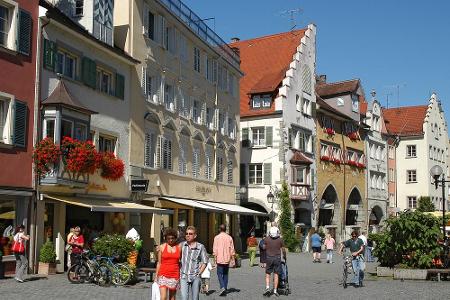 Am Ufer des Bodensees liegend ist Lindau eine malerische, lebendige Stadt. Die romantische Altstadt hat einen Postkarten-Cha...