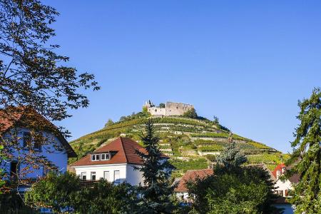 Staufen im Breisgau ist ein niedliches kleines Dorf mit pastellfarbenen Häusern und terrassenförmigen Weinbergen. Hier geht ...