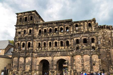 Trier ist eine der ältesten Städte Europas und ein Ort an dem die Zeit quasi stillsteht. Überall sind Relikte vergangener Ja...