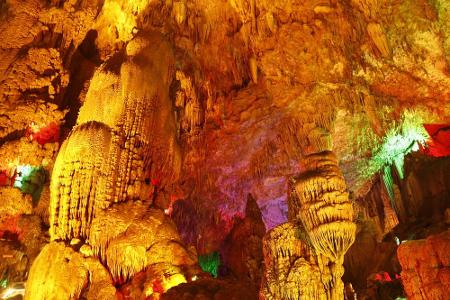 Den Anfang macht das Ende der Welt: In den Waitomo Höhlen auf Neuseeland scheint Zeit und Raum vergessen. Das Besondere: Geh...