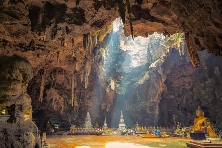 Über einige Steintreppen gelangt man in die Tham Khao Luang in Phetchaburu, Thailand, die nicht nur wunderschön ist, sondern...