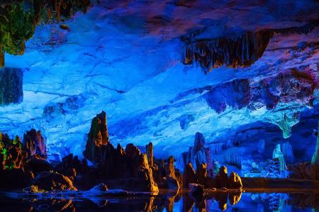 180 Millionen Jahre - ein stolzes Alter, selbst für eine Höhle. Der Unterwasser-See der Reed Flute Cave in Guilin, China ist...