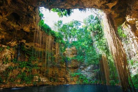 Wer sagt, dass Höhlen immer düster und beklemmend sein müssen? Wer die Ik Kil Cenote in Yucatan erst mal gesehen hat, sicher...