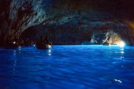 Angst, dass einem die Decke auf den Kopf fällt? Nun ja, zugegeben, besonders hoch ist die Blaue Grotte auf Capri, Italien ni...