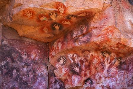 Die Höhlen-Hände in Patagonien haben es sogar ins UNESCO Weltkulturerbe geschafft. Die Grotte zeigt die Handabdrücke unzähli...