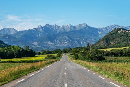 Vergessen Sie die berühmte Route 66 in den USA. Deutschland hat grandiose Ferienstraßen zu bieten, die quer durchs Land führ...