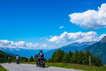 Vom Bodensee führt die Deutsche Alpenstraße über 450 Kilometer nach Schönau am Königsee. Die kurvenreiche Straße schlängelt ...