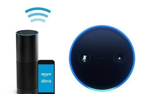 Amazon Echo mit der zugehörigen App.