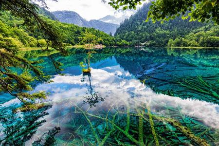 Der Legende nach verdankt das Naturschutzgebiet Jiuzhaigou in China seine Schönheit einem Scherbenhaufen: Die Fee Woluo Semo...