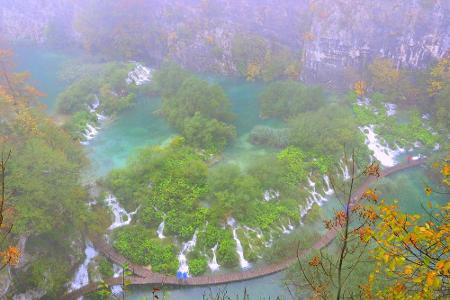 Was hier unter einem Nebelschleier schlummert sind die Plitvicer Seen in Mittelkroatien. Ihre Schönheit diente bereits als F...