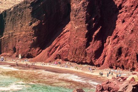 Die roten Felsen auf der Kykladen-Insel Santorin ziehen jedes Jahr Tausende Urlauber an ihre Hänge. Diese Kulisse lässt eine...