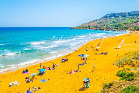 Gelber geht's nicht! Die Ramla Bay auf Malta ist für ihren goldenen Sand bekannt.