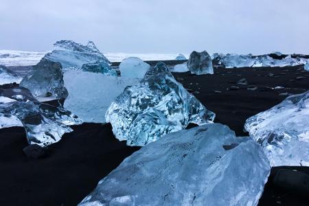 Eis und Strand? Das geht, wie Island beweist. Der Diamond Beach funkelt nicht nur, wenn die Sonne auf die großen Eisbrocken ...