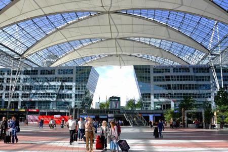 Davor reiht sich der Flughafen vor den Toren Münchens (MUC) ein. Vor allem die Einkaufsmöglichkeiten (4,11 Punkte, Platz zwe...