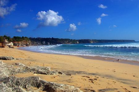 Balangan Bay, Indonesien: Auf der Urlaubsinsel Bali lässt sich dieser wunderschöne Flecken Erde erkunden. Abseits der großen...