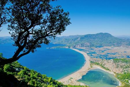 Iztuzu Beach, Türkei: Der vier Kilometer lange Mittelmeer-Strand, nahe der Ortschaft Dalyan, ist vor allem auch durch die Vi...