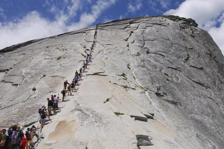 Das letzte Stück des Half Dome Trails im Yosemite-Nationalpark in Kalifornien hat es in sich: Der Weg erscheint senkrecht un...