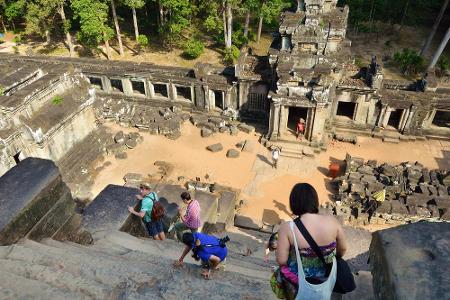 Um den höchsten Tempel von Angkor Wat in Kambodscha zu besteigen, brauchen Touristen starke Nerven. Mit einer Neigung von 70...