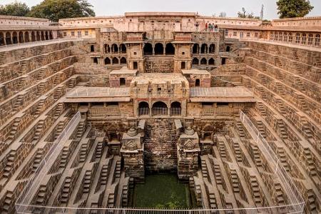 Nahe Jaipur, Indien, ließ angeblich König Chanda während seiner Herrschaft den Stufenbrunnen Chand Baori für die hinduistisc...