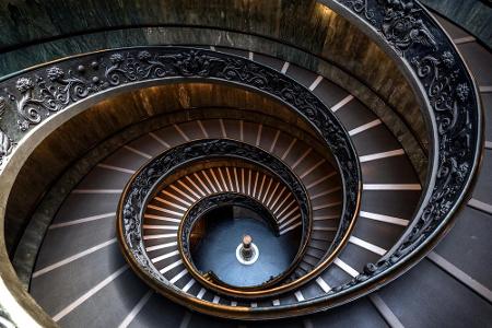 In den Vatikanischen Museen steht ein ganz besonderes Exemplar: Die doppelgängige Spiraltreppe von Giuseppe Momo wird jedes ...