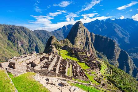 Machu Picchu liegt auf 2.430 Metern Höhe in den peruanischen Anden. Jedes Jahr zieht es Tausende Touristen in die südamerika...