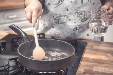 Mit Wasser braten? Das geht! Beim Kochen und Backen lassen sich simpel Kalorien einsparen.