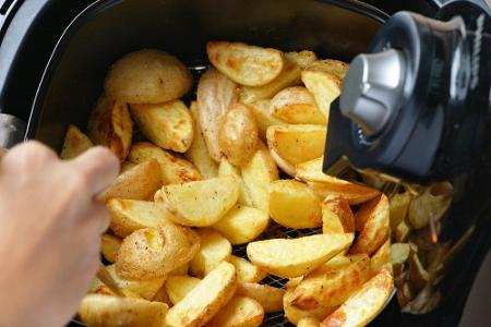 Lust auf Frittiertes? Hier lohnt sich der Griff zur Heißluftfritteuse. Durch sie können unnötige Kalorien eingespart werden,...