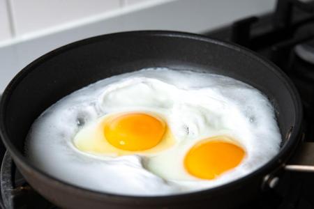 Apropos Eier: Diese lassen sich anstatt in Fett auch in kohlensäurehaltigem Mineralwasser braten.