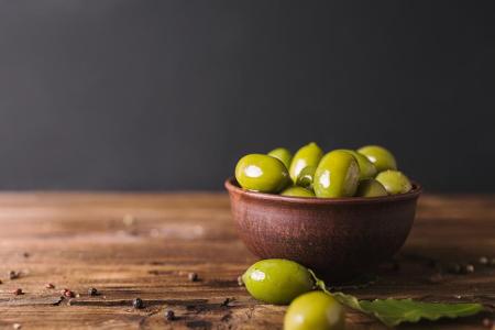 Olive ist Olive? Von wegen: Grüne Oliven haben im Vergleich zu schwarzen weniger Fett und Kohlenhydrate.