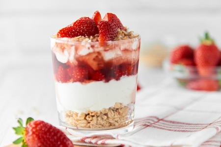 Ein Tipp für alle Dessertfans: Schlägt man Magerquark mit etwas kohlesäurigem Mineralwasser auf, kommt das Ergebnis cremiger...