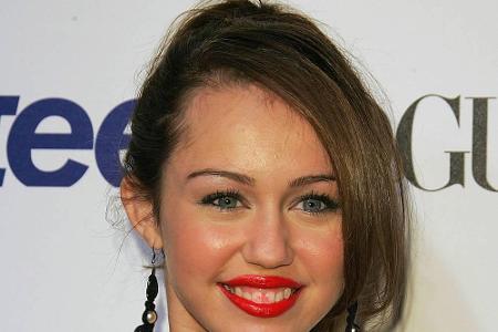 Mit den Gefahren von rotem Lippenstift ist Miley Cyrus übrigens bestens vertraut: 2007 unterlief ihr bei der 