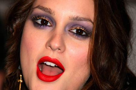 Zum Gruseln: Sorry, Leighton Meester (31), aber lila Lidschatten, goldener Eyeliner und roter Lippenstift sind einfach zuvie...