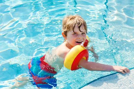 Peinliche Kinder Ins Schwimmbecken pinkeln